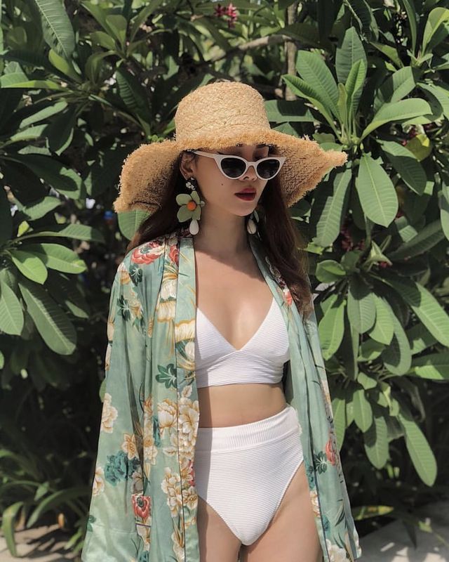 Nón cói vành rộng tua rua phối kimono đi biển